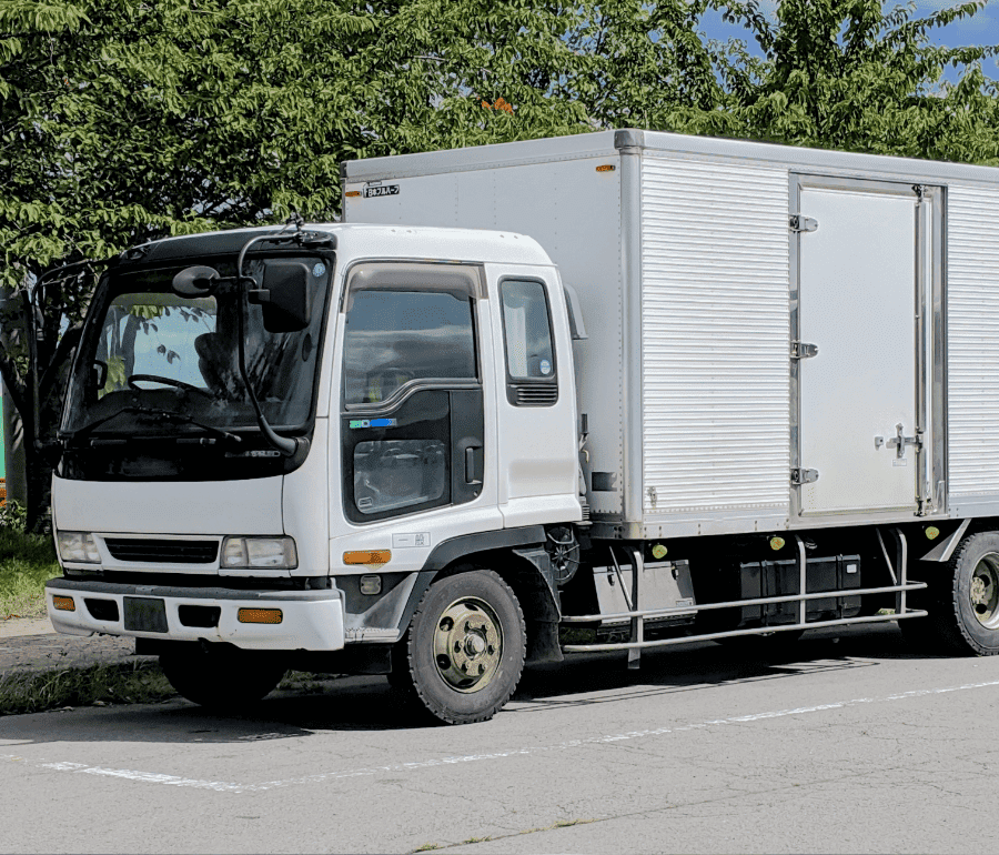 白い準中型トラック