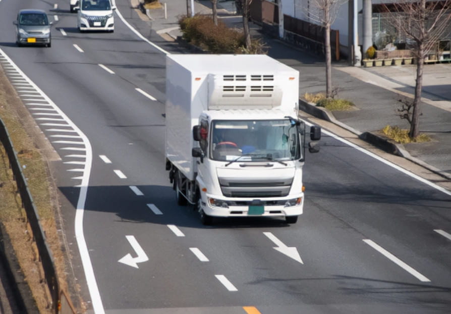 道路を走るトラック